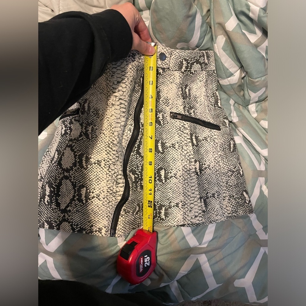 RedBerry Fashion// Francesca‘s Snakeskin Skirt *make offers* - Picture 6 of 8
